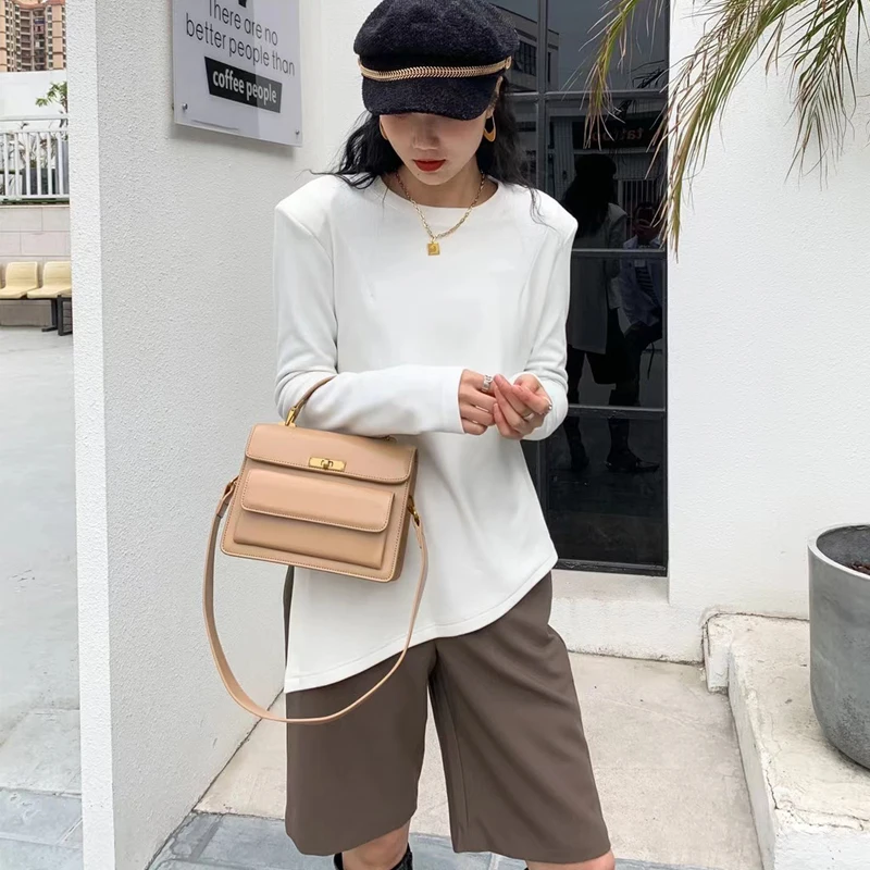 Portable Small Square Bag Ladies Fashion New 2021 Underarm Shoulder Messenger Smooth Commuter Niche Design Wild Trend
Portable Small Square Bag Ladies Fashion New 2021 Underarm Shoulder Messenger Smooth Commuter Niche Design Wild Trend