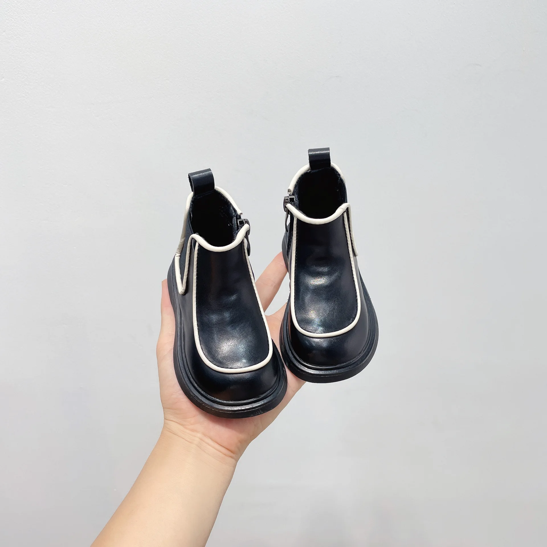 2021 autumn and winter new boys and girls fashion color matching side zipper genuine leather casual short boots
2021 autumn and winter new boys and girls fashion color matching side zipper genuine leather casual short boots