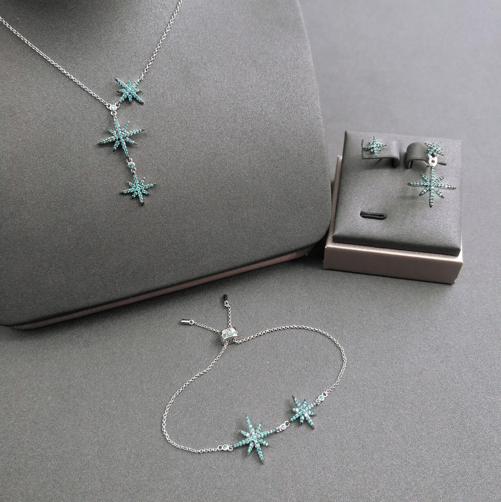 Lake Blue Three Star Necklace Luxury Sterling Silver Six-Pointed Star Earrings Star Shape Bracelet Sweater Chain Brand Original
Lake Blue Three Star Necklace Luxury Sterling Silver Six-Pointed Star Earrings Star Shape Bracelet Sweater Chain Brand Original