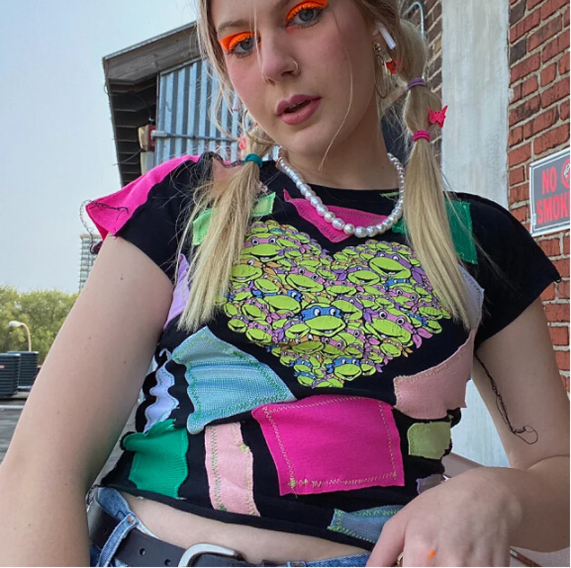 Женский кроп-топ с коротким рукавом и круглым вырезом 
Женский кроп-топ с коротким рукавом и круглым вырезом