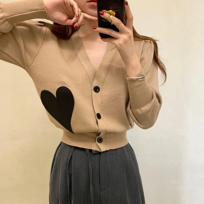 New Autumn Temperament Is Thin Khaki Short V-neck Love Wool Cardigan Women's Simple College Style Knitted Top Women Cardigan
New Autumn Temperament Is Thin Khaki Short V-neck Love Wool Cardigan Women's Simple College Style Knitted Top Women Cardigan