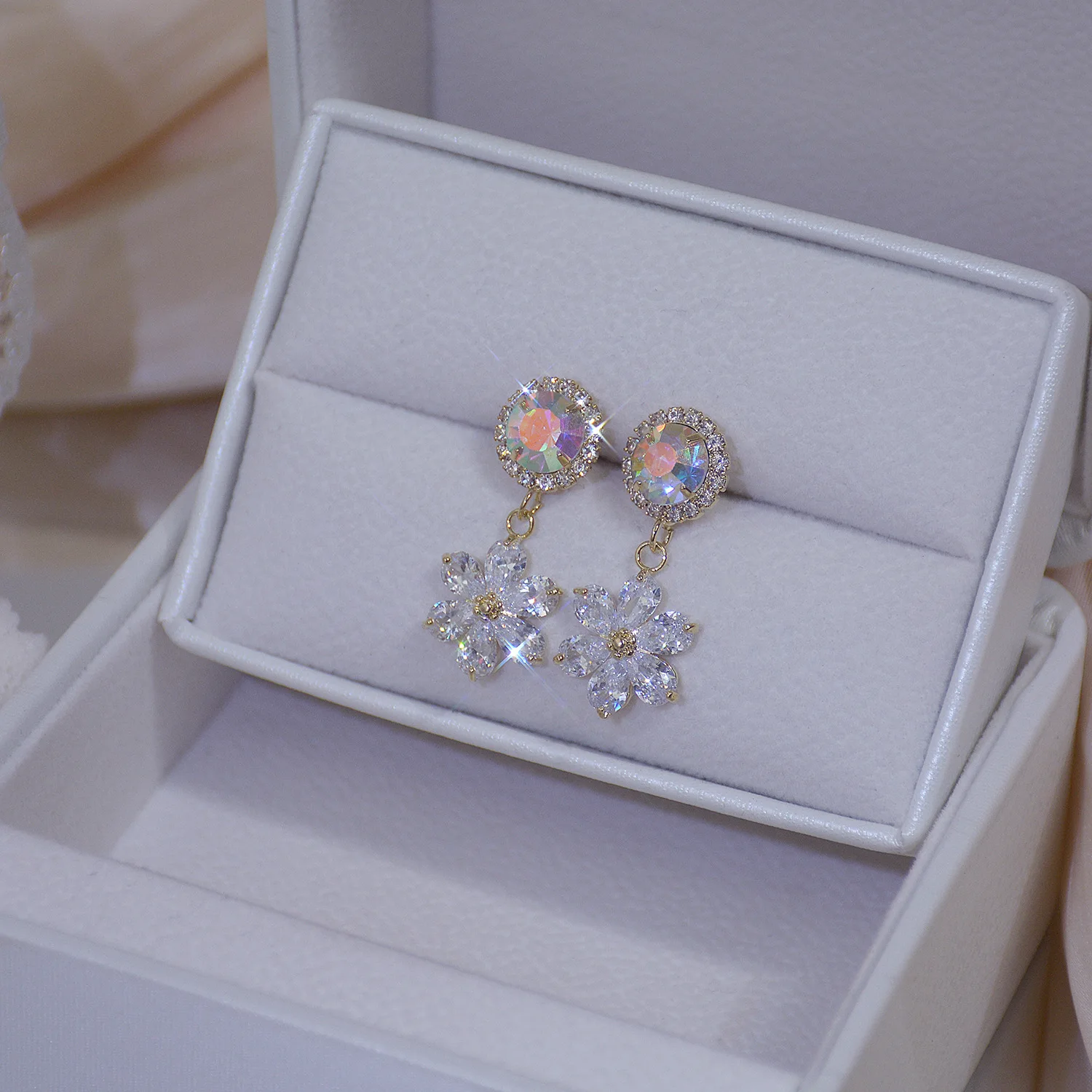 Korean Style Sweet Romantic Super Shining Zircon Exquisite Ice Flower Stud Earrings Colorful Ins Temperament Women Jewelry
Korean Style Sweet Romantic Super Shining Zircon Exquisite Ice Flower Stud Earrings Colorful Ins Temperament Women Jewelry