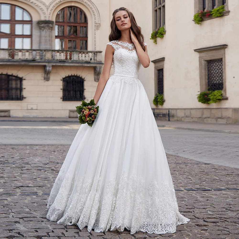 High Quality O-Neck Embroidery Appliques Tulle Sweep Train Bridal Ball Gown 2021 Hot Sale Cap Sleeve Zipper Back Wedding Dress
High Quality O-Neck Embroidery Appliques Tulle Sweep Train Bridal Ball Gown 2021 Hot Sale Cap Sleeve Zipper Back Wedding Dress