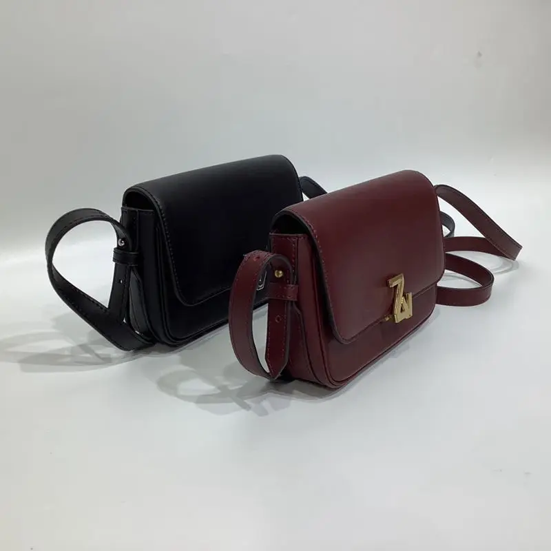 New Women‘s Le Mini Initiale Bag Ladis Real Leather Bag With Gold Flap Fastener Fashion Bag
New Women‘s Le Mini Initiale Bag Ladis Real Leather Bag With Gold Flap Fastener Fashion Bag