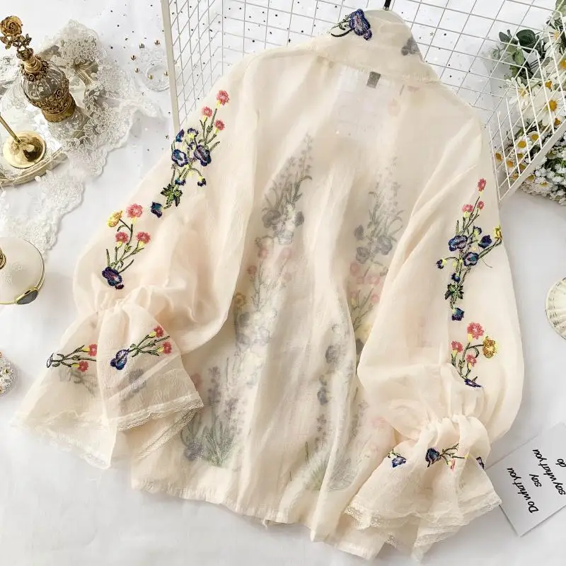 2020 New French Retro Embroidery Flower Shirt Female Design Lace Up Bow Puff Long Sleeve Blusas Holiday Beach Loose Blouse
2020 New French Retro Embroidery Flower Shirt Female Design Lace Up Bow Puff Long Sleeve Blusas Holiday Beach Loose Blouse