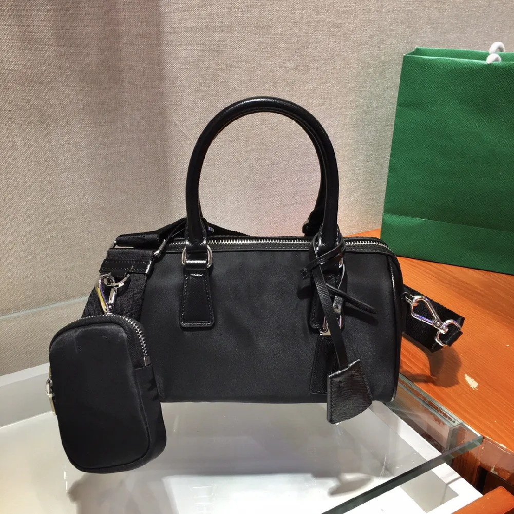 Унисекс нейлоновая черная сумка-подушка три в одном
Унисекс нейлоновая черная сумка-подушка три в одном