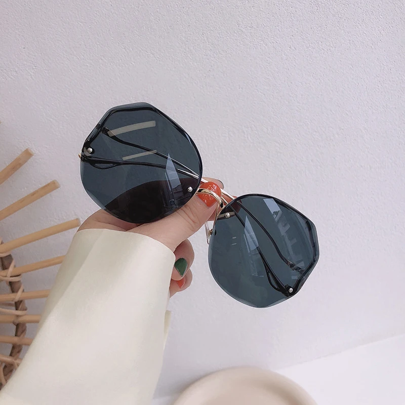 2021 Fashion Tea Gradient Sunglasses Women Ocean Water Cut Trimmed Lens Metal Curved Temples Sun Glasses Female UV400 Eyewear
2021 Fashion Tea Gradient Sunglasses Women Ocean Water Cut Trimmed Lens Metal Curved Temples Sun Glasses Female UV400 Eyewear