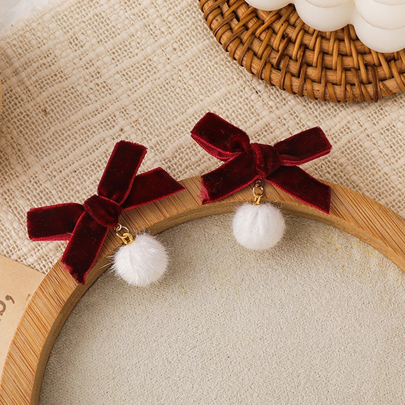 2021 Autumn Winter New Wine Red Velvet Bow White Small Hairball Drop Earrings Sweet Girls Gift Party Jewelry For Women Earrings
2021 Autumn Winter New Wine Red Velvet Bow White Small Hairball Drop Earrings Sweet Girls Gift Party Jewelry For Women Earrings