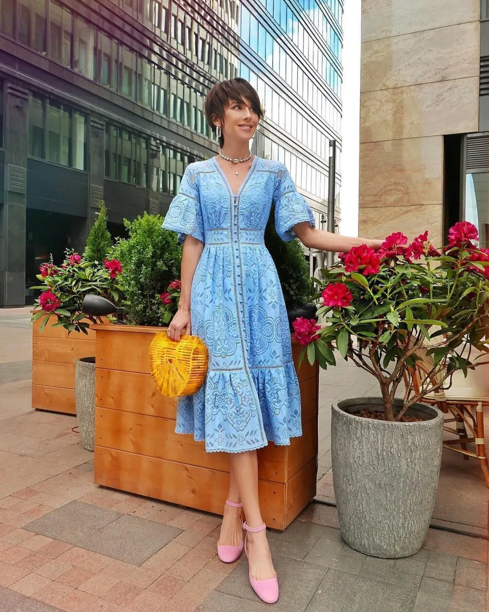 Graceful Women Hollow Out Lace Dress 2020 Latest V Neck Buttons Short Sleeves A line Lady Party Dress Spring Summer Holidays
Graceful Women Hollow Out Lace Dress 2020 Latest V Neck Buttons Short Sleeves A line Lady Party Dress Spring Summer Holidays