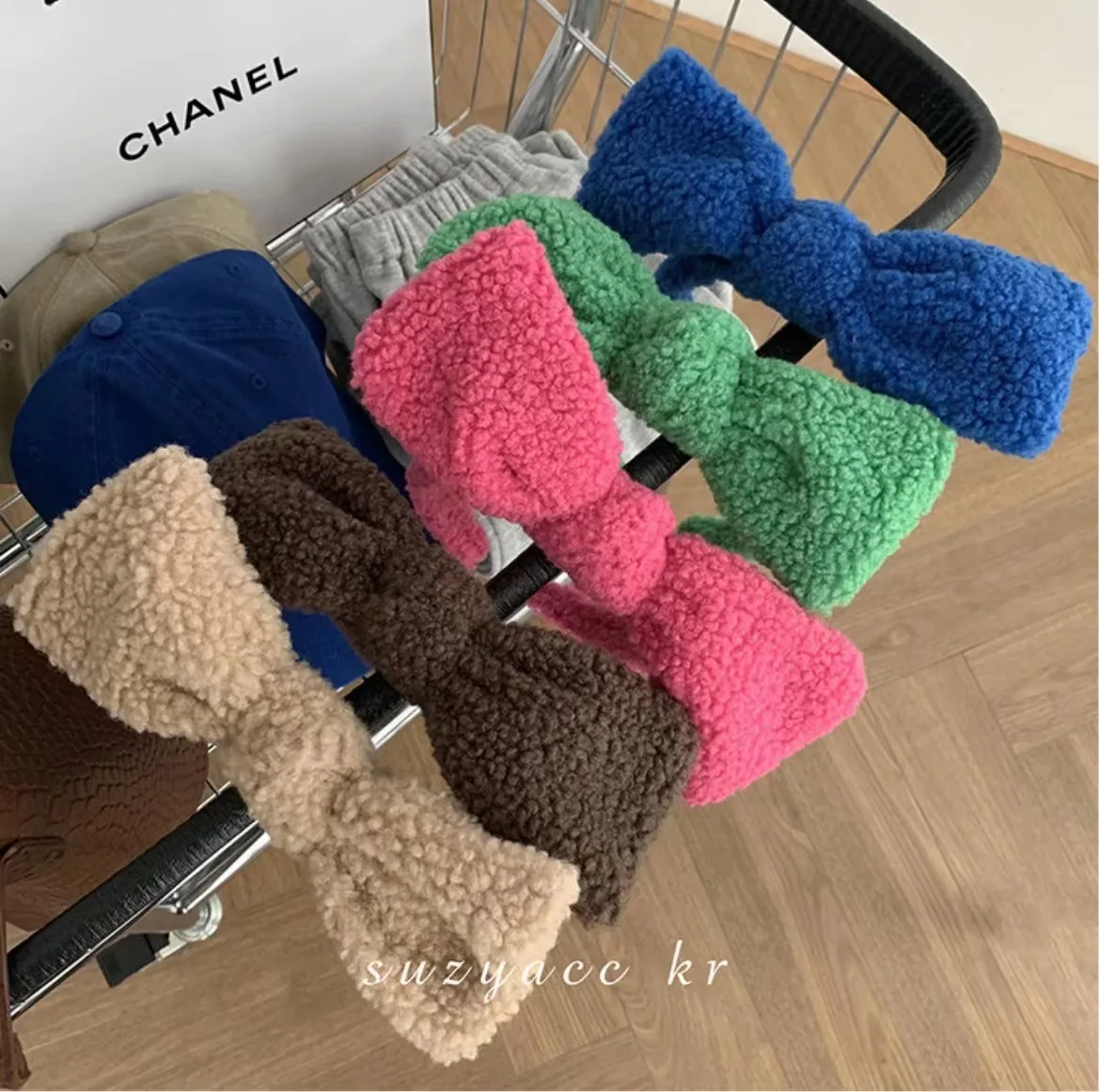 Korea INS color macaron bow autumn and winter lamb hair hoops go out temperament sweet hair card hair accessories women
Korea INS color macaron bow autumn and winter lamb hair hoops go out temperament sweet hair card hair accessories women