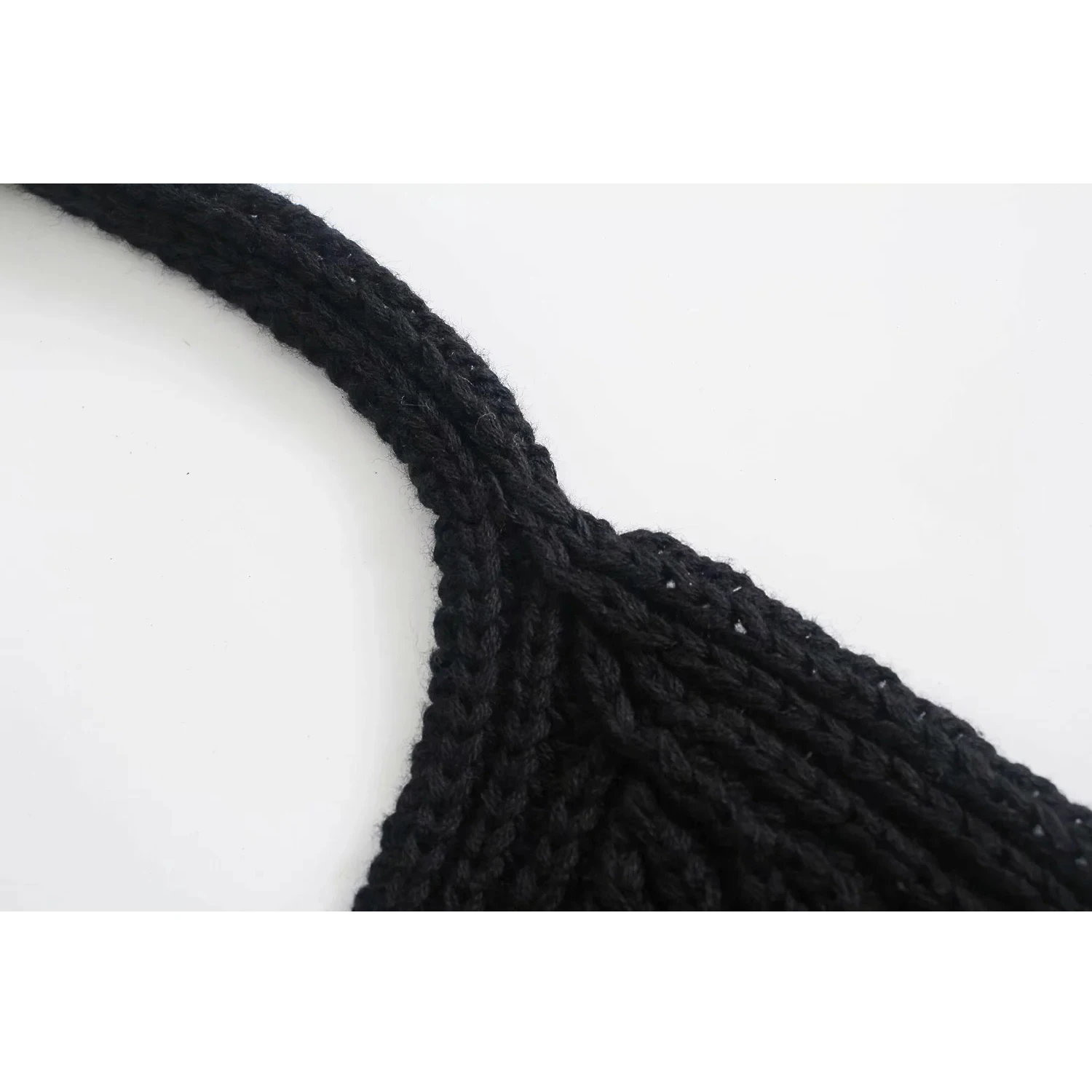 Knitted vest suspender women's wear in summer 2021 new V-neck knitted chest strap short suspender vest fashion
Knitted vest suspender women's wear in summer 2021 new V-neck knitted chest strap short suspender vest fashion