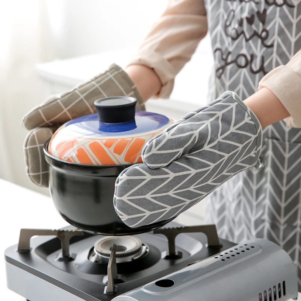 Kitchen Microwave Gloves 2 Oven Mitts and 2 Pot Holders Set, Soft Cotton Lining with Non-Slip Surface, Heat Resistant for Home
Kitchen Microwave Gloves 2 Oven Mitts and 2 Pot Holders Set, Soft Cotton Lining with Non-Slip Surface, Heat Resistant for Home