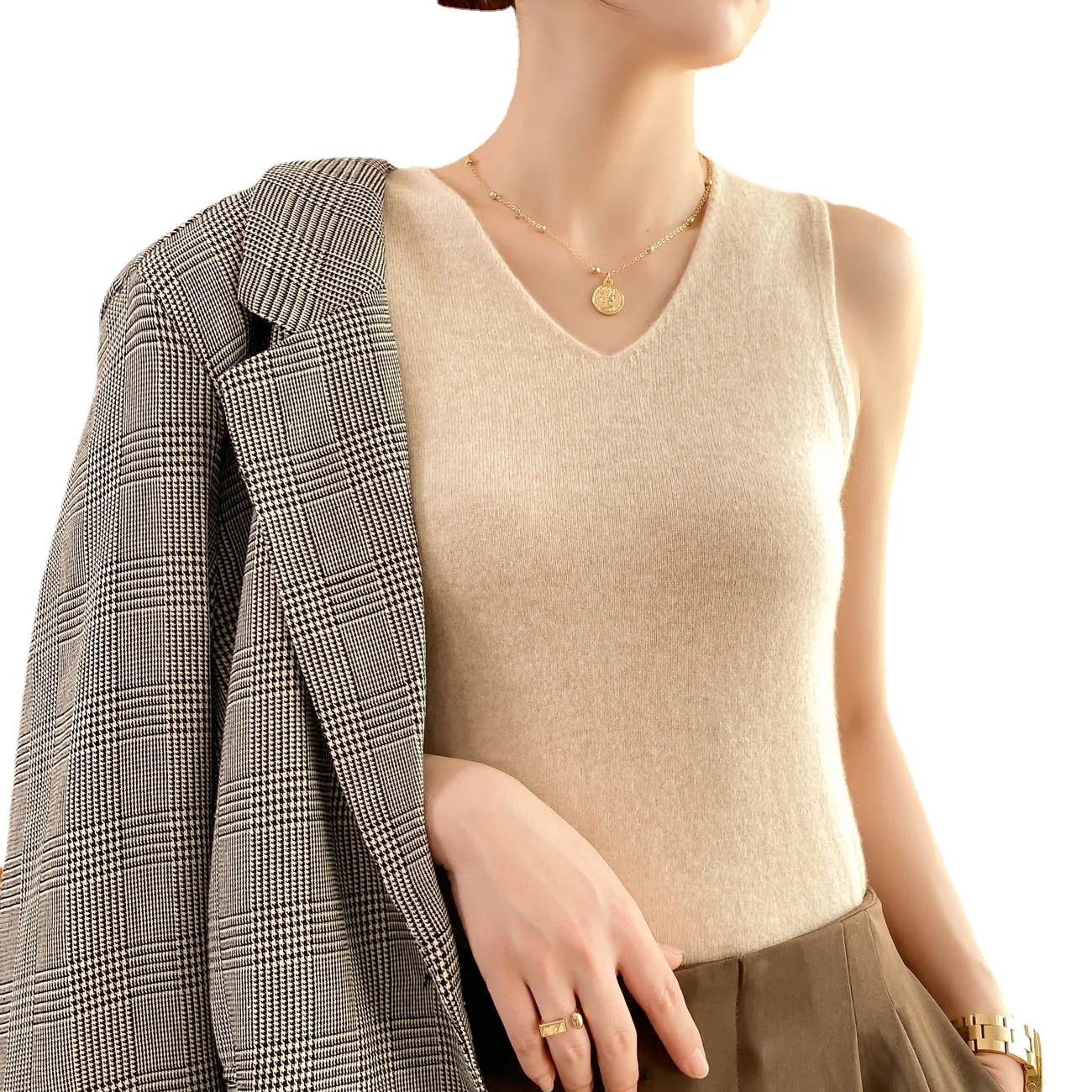 2021 spring and summer knitted camisole women's inner jacket slim v-neck short sleeveless loose slimming bottoming shirt
2021 spring and summer knitted camisole women's inner jacket slim v-neck short sleeveless loose slimming bottoming shirt