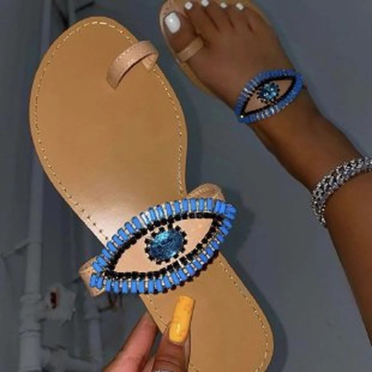 2021 women summer luxury round head set toe flat large size rhinestone gems all-match outdoor beach sandals durable ms slippers
2021 women summer luxury round head set toe flat large size rhinestone gems all-match outdoor beach sandals durable ms slippers