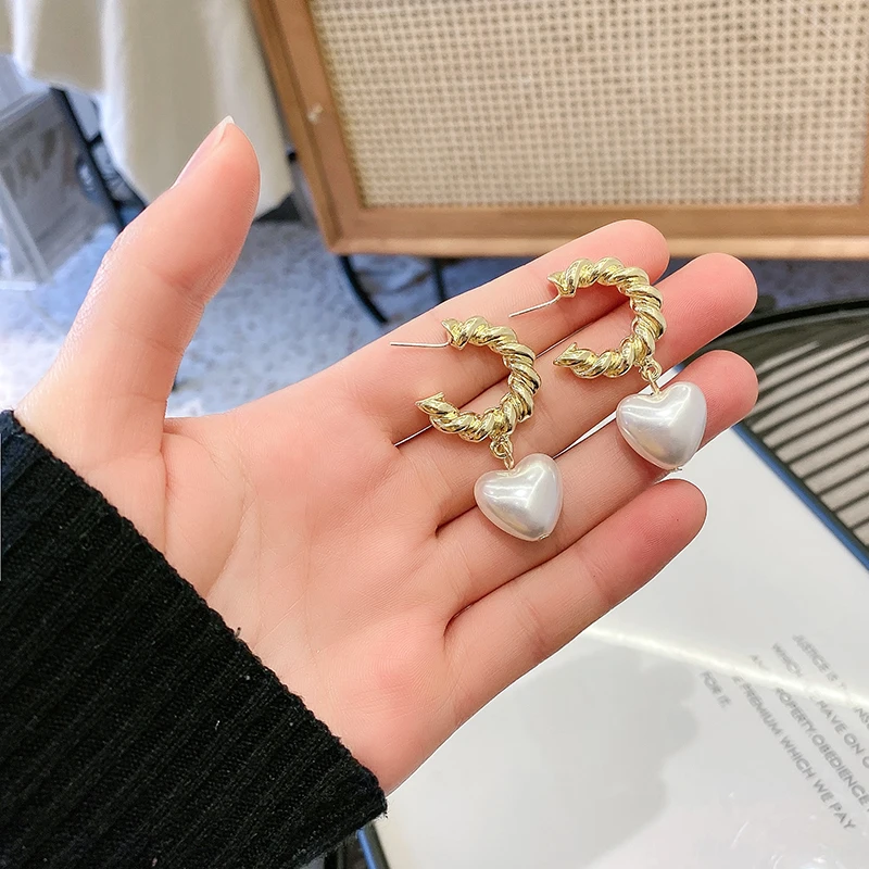 Fashion temperament love French pearl earrings female metal new grain texture elegant tide restoring ancient ways stud earrings
Fashion temperament love French pearl earrings female metal new grain texture elegant tide restoring ancient ways stud earrings