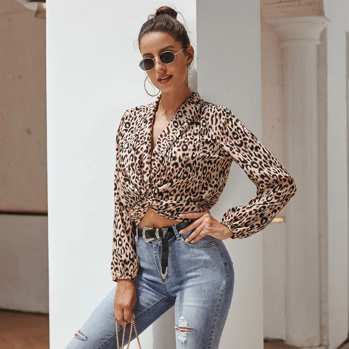 Jumper New Summer Women's Sexy V-neck Chiffon Shirts Leopard Print Long-Sleeved Shirt Party Knot Top High Street Mature Style
Jumper New Summer Women's Sexy V-neck Chiffon Shirts Leopard Print Long-Sleeved Shirt Party Knot Top High Street Mature Style