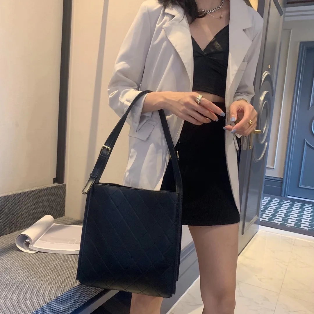 Tote Bag Women's Large Capacity Commuter Niche Design Bucket Bag Bag 2021 New Trendy Shoulder Bag Fashion All-match 
Tote Bag Women's Large Capacity Commuter Niche Design Bucket Bag Bag 2021 New Trendy Shoulder Bag Fashion All-match