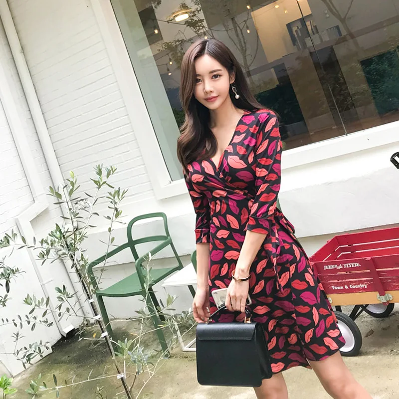 Летнее Новое Женское обернутое Платье Французские романтические красные губы Принт рукав 3/4 Высокая талия темпераментная юбка
Летнее Новое Женское обернутое Платье Французские романтические красные губы Принт рукав 3/4 Высокая талия темпераментная юбка