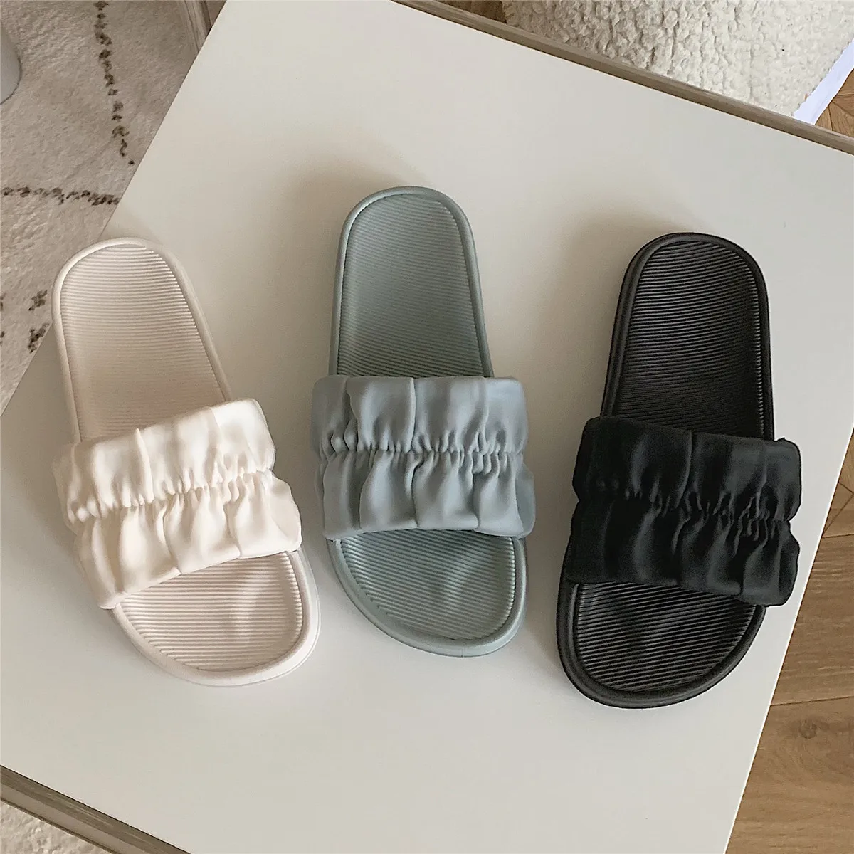 Fashion fairy wind flat pleated uppers cool slippers for female summer students to wear versatile beach shoes
Fashion fairy wind flat pleated uppers cool slippers for female summer students to wear versatile beach shoes
