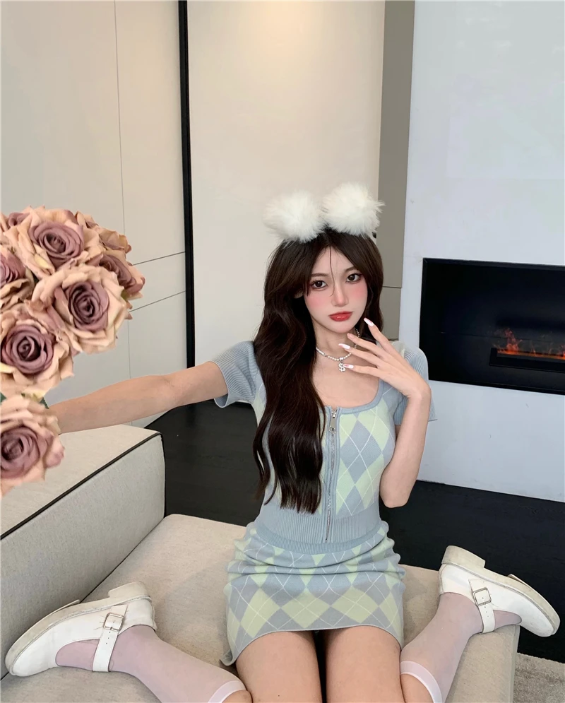 Fashion diamond knit suit zipper short cardigan + slim fit hip skirt knit two-piece suit 2021 summer women's clothing
Fashion diamond knit suit zipper short cardigan + slim fit hip skirt knit two-piece suit 2021 summer women's clothing