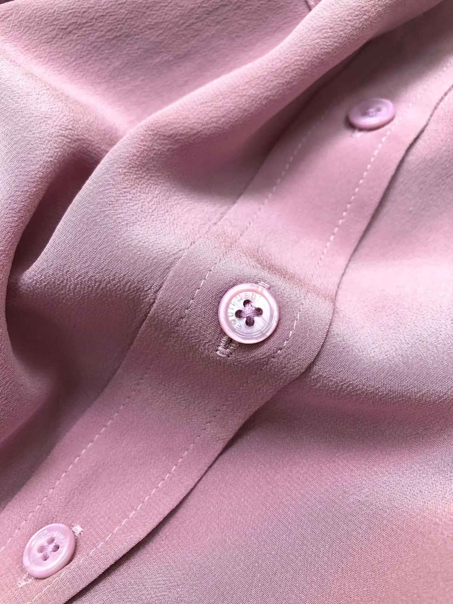 100% Silk Spring and Autumn Casual All-match Blouse Classic Double Pocket Long-sleeved Lapel Shirt Women 
100% Silk Spring and Autumn Casual All-match Blouse Classic Double Pocket Long-sleeved Lapel Shirt Women