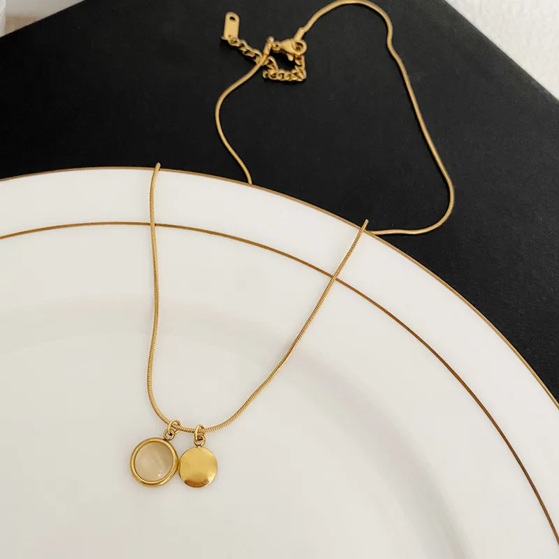 Necklace 2021 new female summer fashion jewelry color - free titanium steel round pendant clavicle chain simple temperament
Necklace 2021 new female summer fashion jewelry color - free titanium steel round pendant clavicle chain simple temperament