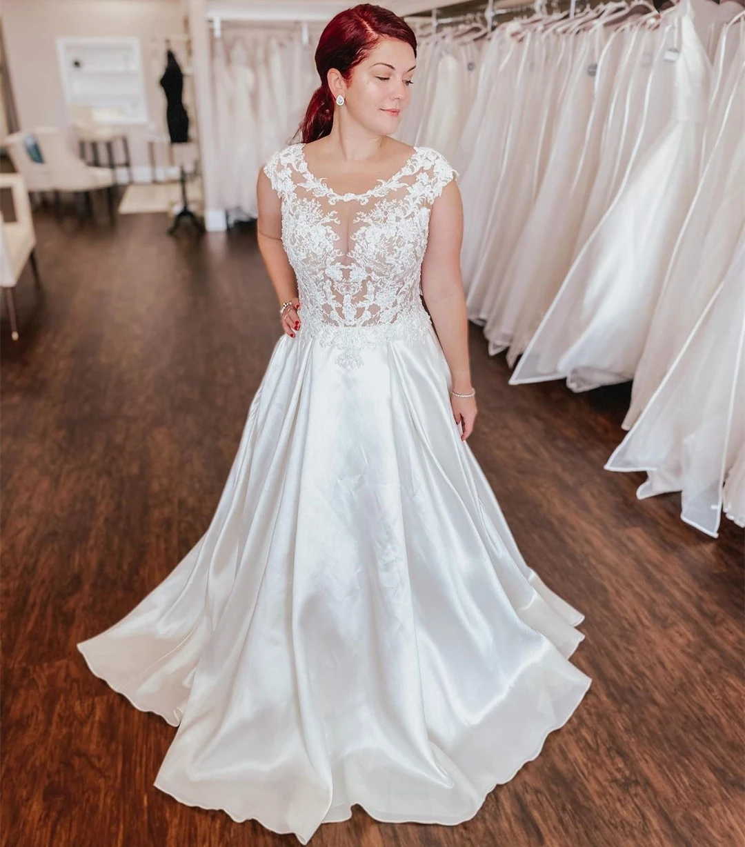 2021 Wedding Dress Scoop Backless Sweep Train Sleeveless Floor length Princess Lace Appliques Robe De Mariee Plus Size Elegant
2021 Wedding Dress Scoop Backless Sweep Train Sleeveless Floor length Princess Lace Appliques Robe De Mariee Plus Size Elegant