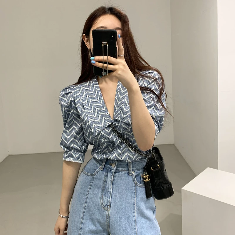 Fashion Blouse Women Chic Vintage Geometric Pattern French Collar Loose Puff Sleeve Shirt All-match Street Wear Sexy Blusa Mujer
Fashion Blouse Women Chic Vintage Geometric Pattern French Collar Loose Puff Sleeve Shirt All-match Street Wear Sexy Blusa Mujer