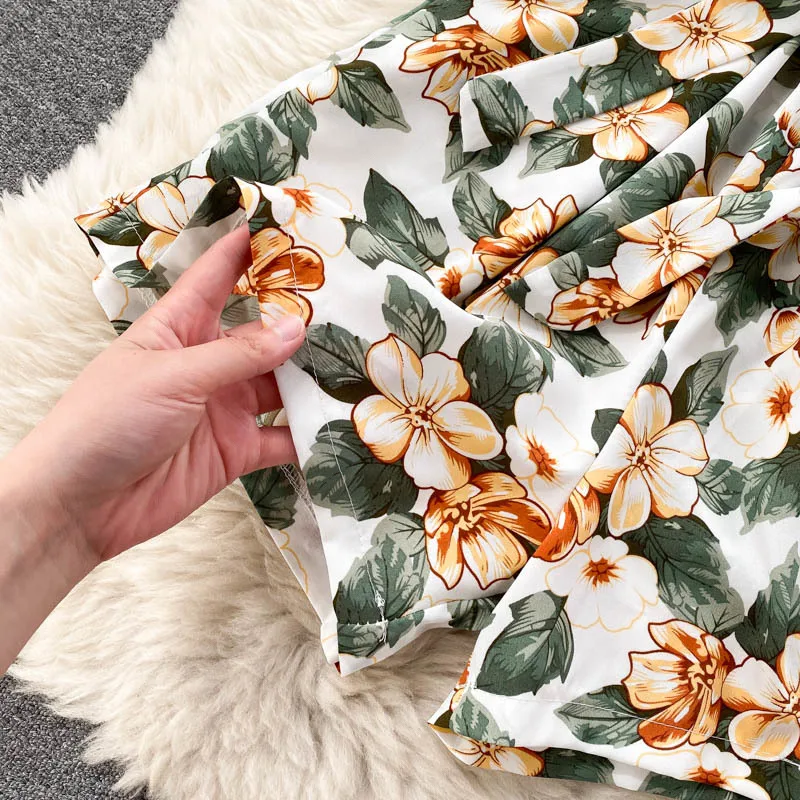 Summer Women Playsuits Floral Print Beach Style Short Jumpsuits Fashion Slash Neck Off-shoulder Sash Bow-tied Wide Leg Romper
Summer Women Playsuits Floral Print Beach Style Short Jumpsuits Fashion Slash Neck Off-shoulder Sash Bow-tied Wide Leg Romper