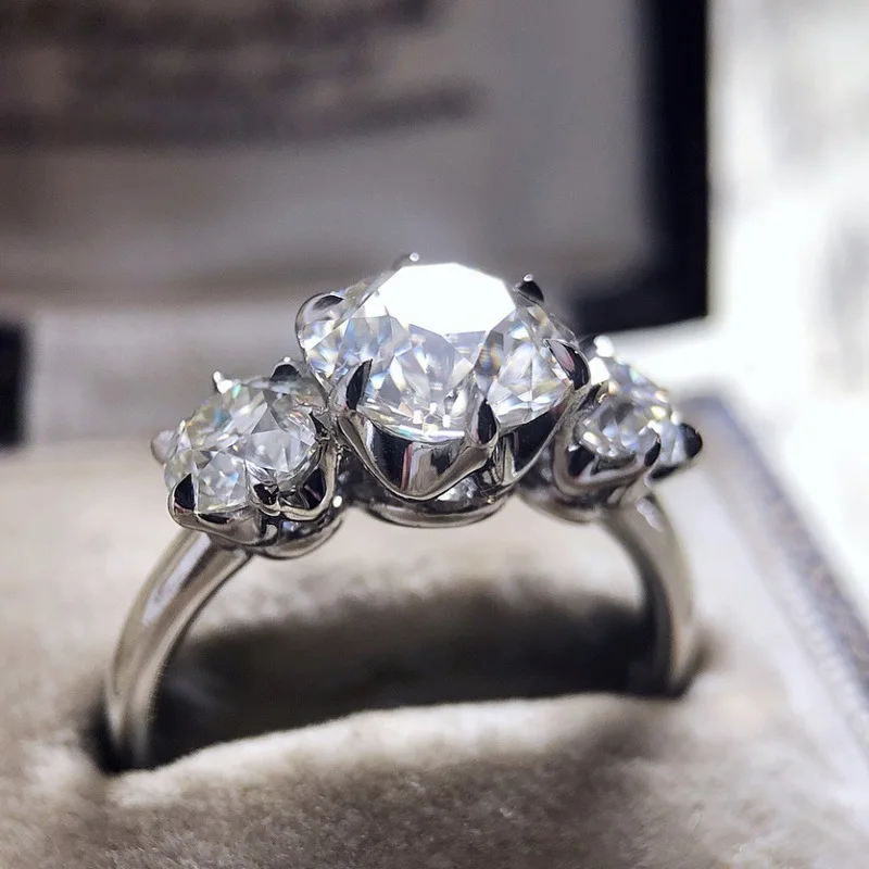 Full Diamond Flash Diamond White Zircon Ring Popular Fashion Inlaid Diamond Jewelry for Women
Full Diamond Flash Diamond White Zircon Ring Popular Fashion Inlaid Diamond Jewelry for Women