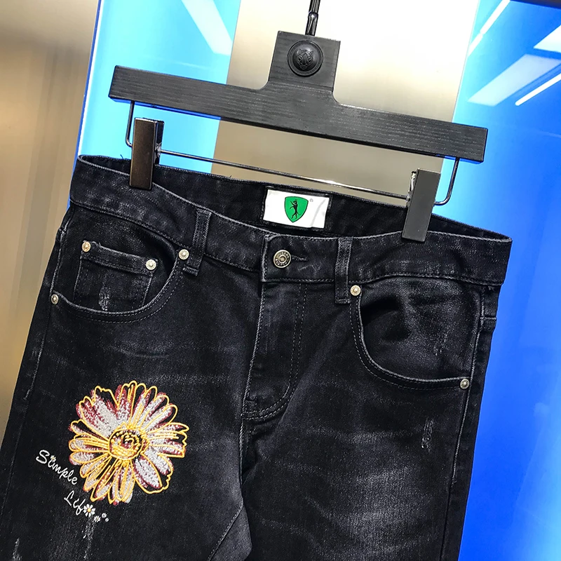 Autumn 2020 men's black jeans embroidered floret letter holes elastic slim fit versatile Leggings Pants pants men's trend
Autumn 2020 men's black jeans embroidered floret letter holes elastic slim fit versatile Leggings Pants pants men's trend