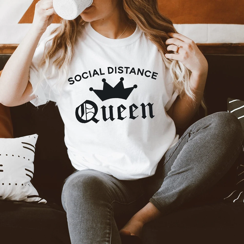 Социальная дистанция Queen футболка для женщин Интроверт самостоятельно карантин
