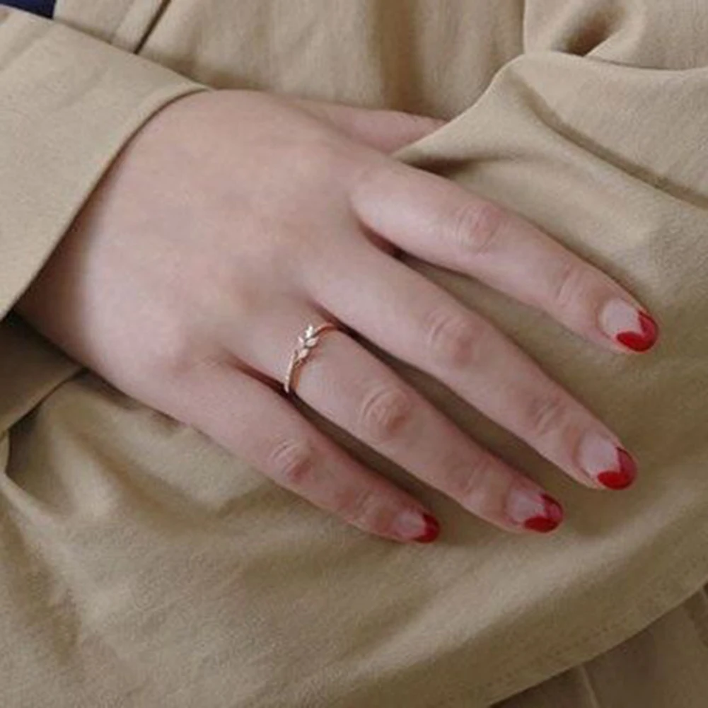 Classic Wedding Women Ring Simple Finger Rings With Floral Crystal Stones Understated Delicate Female Engagement Jewelry Gifts
Classic Wedding Women Ring Simple Finger Rings With Floral Crystal Stones Understated Delicate Female Engagement Jewelry Gifts