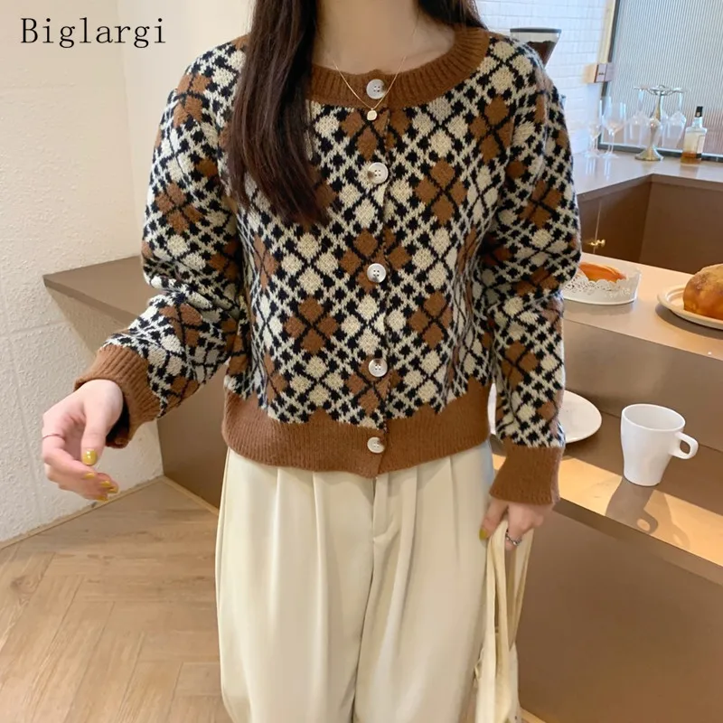 Knitted Retro Rhombus Plaid Warm Cardigan Women Korean Vintage Cardigans Long Sleeve Streetwear Tops 2021 Autumn Winter 
Knitted Retro Rhombus Plaid Warm Cardigan Women Korean Vintage Cardigans Long Sleeve Streetwear Tops 2021 Autumn Winter