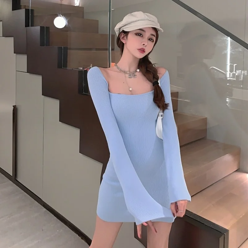 Женское приталенное платье с открытыми плечами, квадратным вырезом и открытыми плечами
Женское приталенное платье с открытыми плечами, квадратным вырезом и открытыми плечами