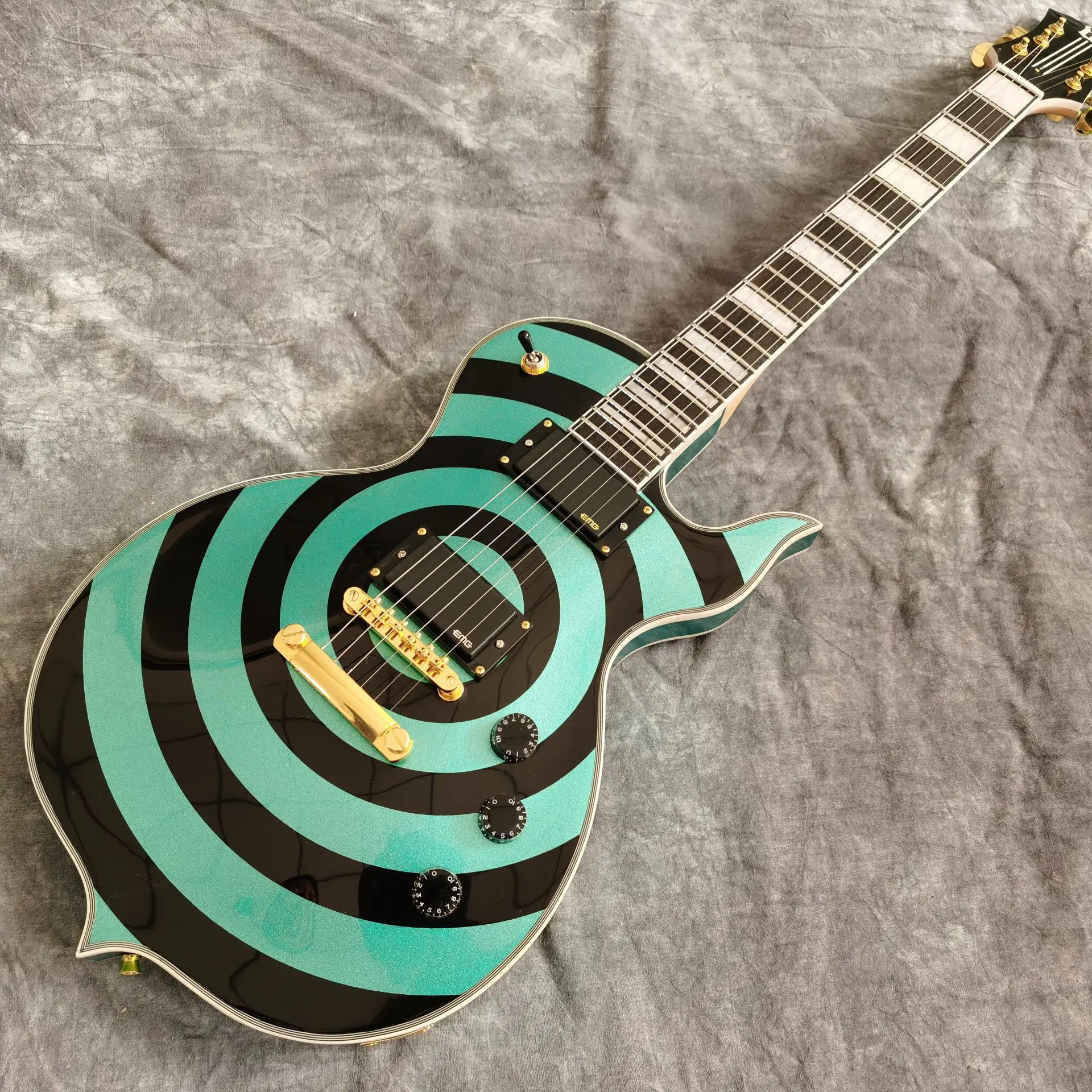 Custom shop.handmade 6 stings electric guitar,Green color.Rosewood fingerboard.high quality pickups. real photos 
Custom shop.handmade 6 stings electric guitar,Green color.Rosewood fingerboard.high quality pickups. real photos