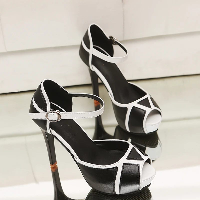 Летняя женская обувь с ажурной пряжкой, европейские и американские разноцветные ботинки с открытым носком на высоком каблуке, молодежная п... 
Летняя женская обувь с ажурной пряжкой, европейские и американские разноцветные ботинки с открытым носком на высоком каблуке, молодежная п...