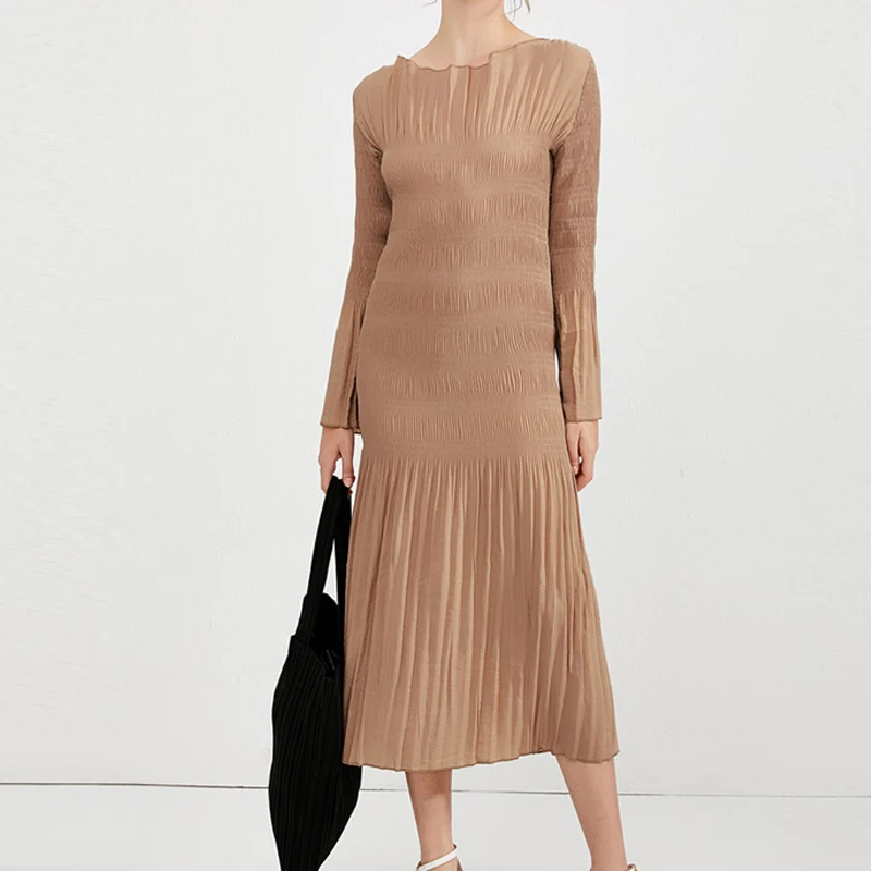 2021 женское платье летнее платье средней длины обернутый с расклешенными рукавами резьбовой Повседневное платье миди женская одежда
2021 женское платье летнее платье средней длины обернутый с расклешенными рукавами резьбовой Повседневное платье миди женская одежда