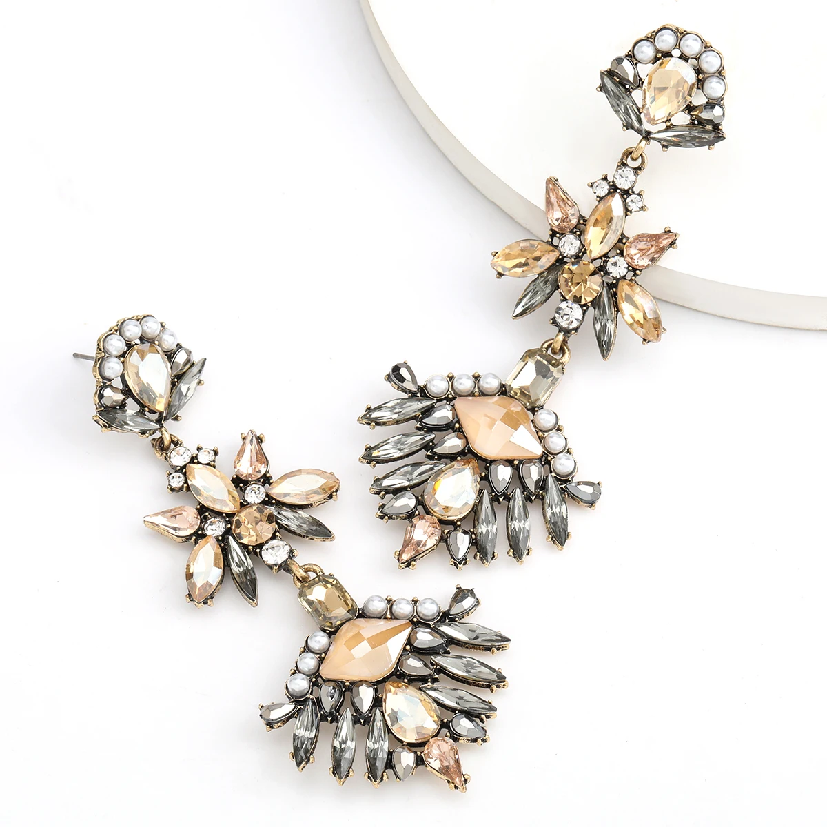 Fashion Exaggerated Color Rhinestone Geometric Earrings Bohemian Retro Party Dangle Earrings Exquisite Shiny Accessories
Fashion Exaggerated Color Rhinestone Geometric Earrings Bohemian Retro Party Dangle Earrings Exquisite Shiny Accessories