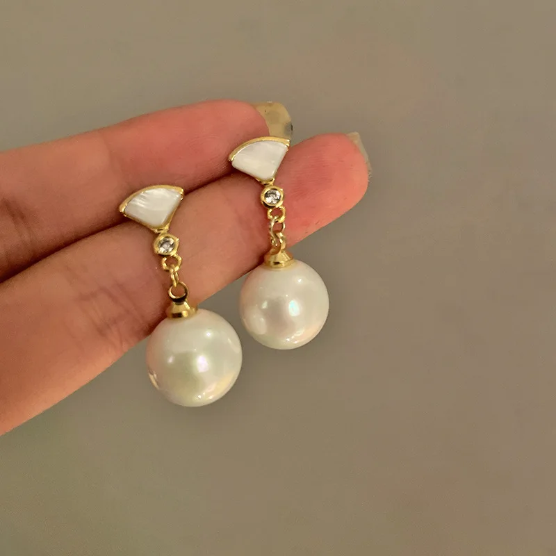 White Fan-shaped Round Beads Dangle Earrings French Style Luxury Brand Simple Imitation Pearls Shell Earrings Women Jewelry
White Fan-shaped Round Beads Dangle Earrings French Style Luxury Brand Simple Imitation Pearls Shell Earrings Women Jewelry