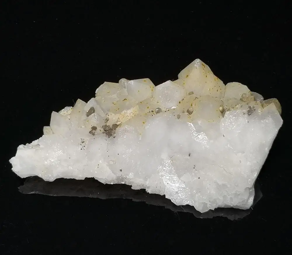 Natural quartz white crystal mineral crystal specimen, from Jiangxi Province, China A3-1
Natural quartz white crystal mineral crystal specimen, from Jiangxi Province, China A3-1