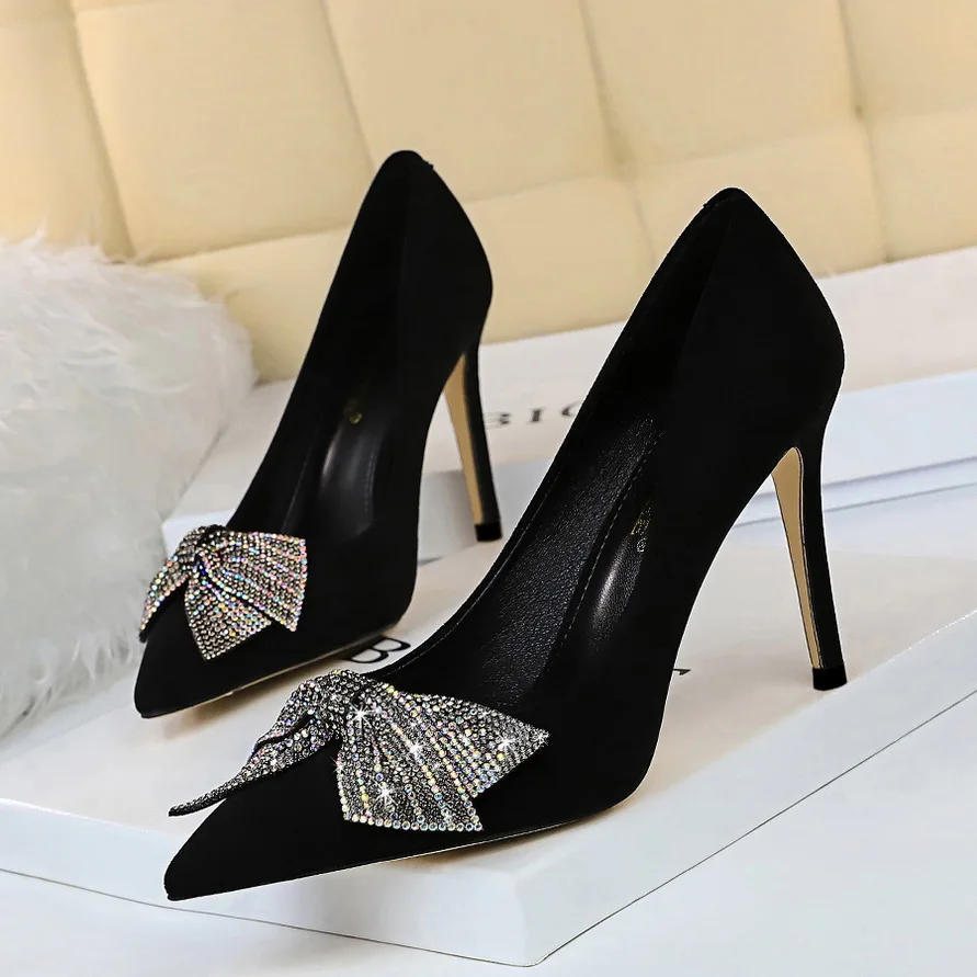 MAIERNISI Pointed-toe Suede Bow Women Shoes Party Fine With High Heels Shallow Mouth Pointy Water Drill Bowknot Single Pumps
MAIERNISI Pointed-toe Suede Bow Women Shoes Party Fine With High Heels Shallow Mouth Pointy Water Drill Bowknot Single Pumps
