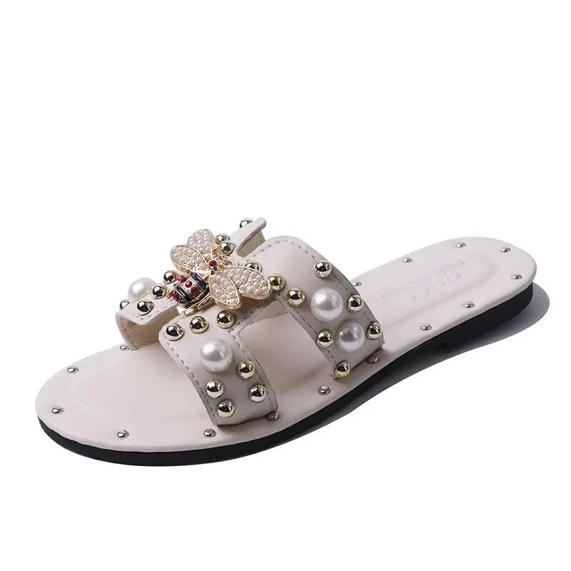 2021 Women Slipper Pearl Rivet Bee Flats Summer Female Luxury Slippers Lady Beach Flip Flops Woman Slippers femmes sandales
2021 Women Slipper Pearl Rivet Bee Flats Summer Female Luxury Slippers Lady Beach Flip Flops Woman Slippers femmes sandales