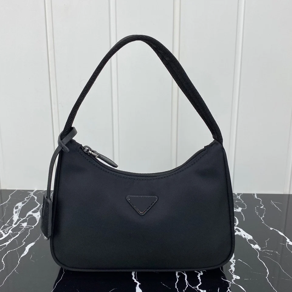 New HoboBag underarm bag Joker fashion nylon material high quality global postage.
New HoboBag underarm bag Joker fashion nylon material high quality global postage.