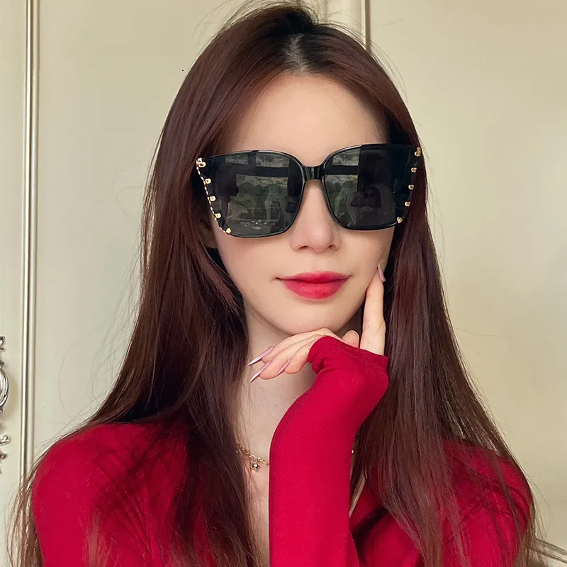 Новинка 2021 женские солнцезащитные очки в большой оправе в стиле ретро индивидуальные трендовые солнцезащитные очки в металлической оправе...
Новинка 2021 женские солнцезащитные очки в большой оправе в стиле ретро индивидуальные трендовые солнцезащитные очки в металлической оправе...