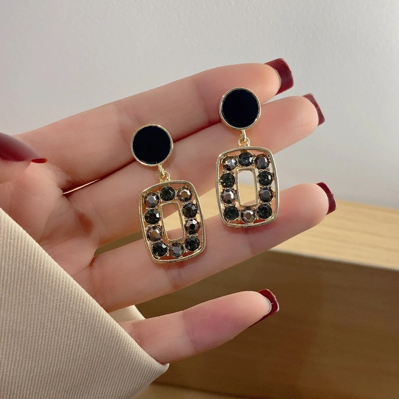 S925 needle Modern Jewelry Earrings Popular Design Vintage High Quality Black Shiny Crystal Drop Earrings For Girl Lady Gifts
S925 needle Modern Jewelry Earrings Popular Design Vintage High Quality Black Shiny Crystal Drop Earrings For Girl Lady Gifts
