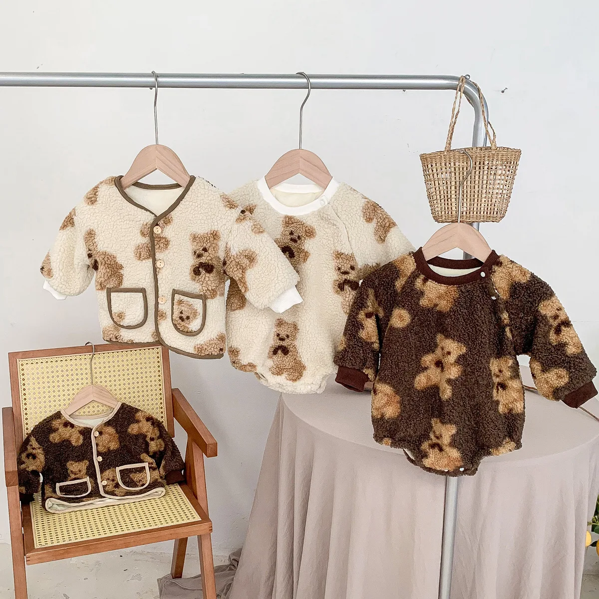 2022 New Cute Cartoon Bear Print Baby Bodysuit Plus Velvet Thicken Infant Long Sleeve Jumpsuit Winter Warm Newborn Plush Clothes
2022 New Cute Cartoon Bear Print Baby Bodysuit Plus Velvet Thicken Infant Long Sleeve Jumpsuit Winter Warm Newborn Plush Clothes