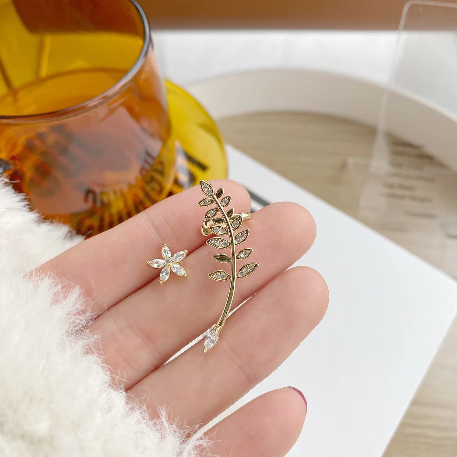 14K Real Gold S Needle Temperament Zircon Asymmetric Leaf Flower Stud Earrings for Women Cubic Zircon ZC Earrings
14K Real Gold S Needle Temperament Zircon Asymmetric Leaf Flower Stud Earrings for Women Cubic Zircon ZC Earrings