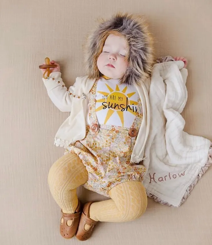 3Pcs Baby Girls Outfit Toddlers Summer Creative Sun Letters Short Sleeve Romper + Floral Printing Suspender Shorts + Headwear
3Pcs Baby Girls Outfit Toddlers Summer Creative Sun Letters Short Sleeve Romper + Floral Printing Suspender Shorts + Headwear