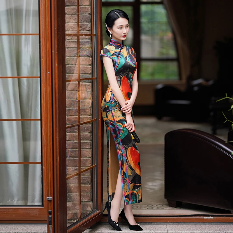 Four Ladies Silk Qipao autumn dress 2020 new young style China fashion show long style celebrity show thin
Four Ladies Silk Qipao autumn dress 2020 new young style China fashion show long style celebrity show thin